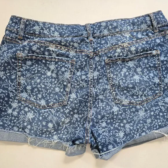 Time and Tru Mid-Rise Denim Shorts – Floral Print, Size 18 - Picture 3 of 4